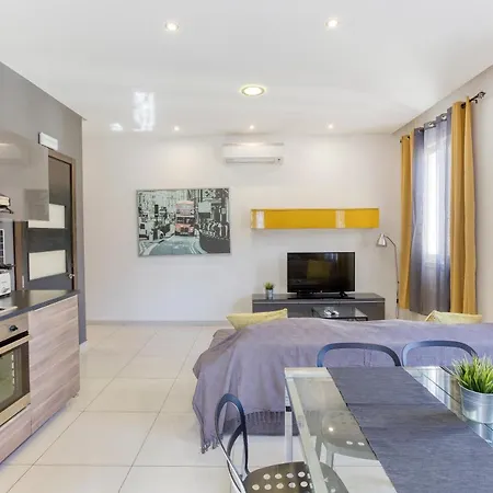 Stylish, Comfy 2br With Large Sofa, Ac & Wifi By 360 Estates דירה *