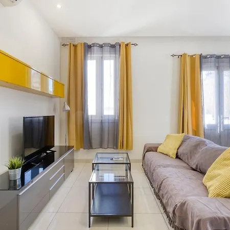Stylish, Comfy 2br With Large Sofa, Ac & Wifi By 360 Estates شقة Gzira